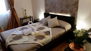 Double Room, Shared Bathroom (Gold) | Premium bedding, individually decorated, individually furnished, desk - JD Rome (Rome)