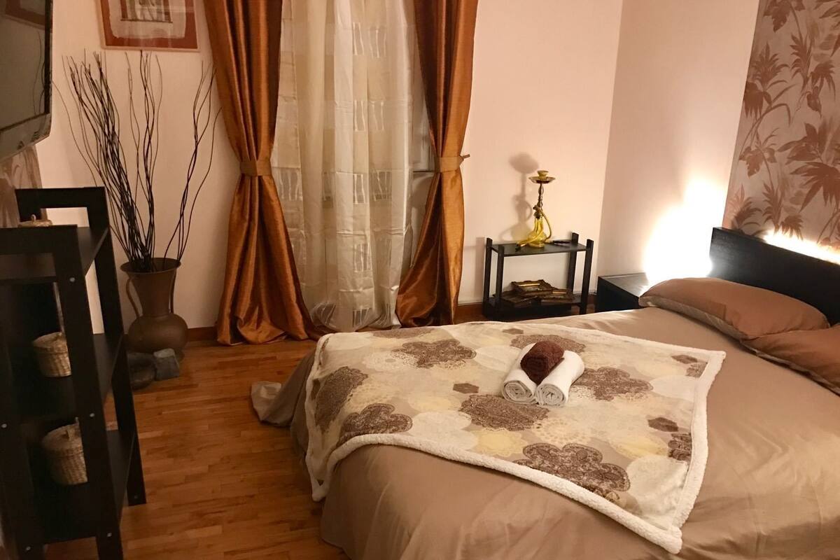 Camera doppia, bagno condiviso (Gold) | Biancheria da letto di alta qualità, una scrivania, tende oscuranti