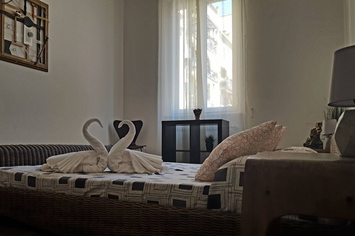 Camera doppia, bagno condiviso (Cabernet) | Biancheria da letto di alta qualità, una scrivania, tende oscuranti
