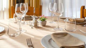 2 restaurants, breakfast, lunch, dinner served; Spanish cuisine