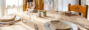 2 restauranter: frokost, lunsj og middag serveres
