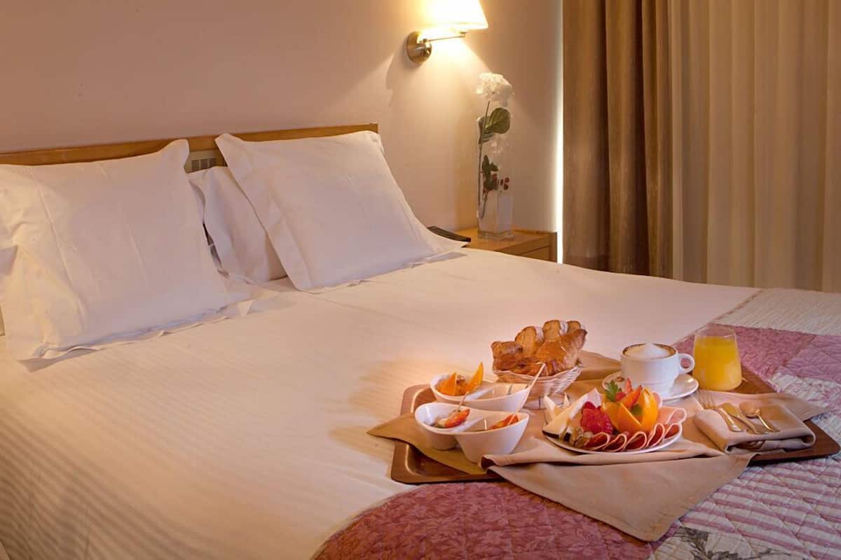 double room | in-room safe, desk, soundproofing, free wifi