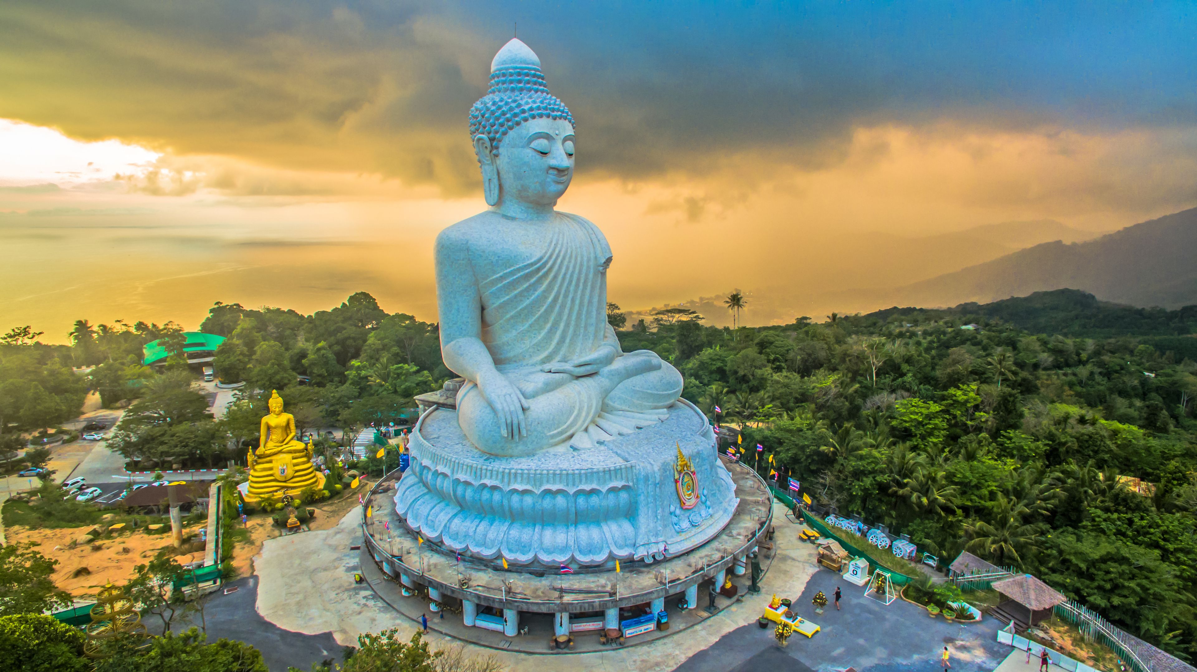 En stor sittande Buddha-staty omgiven av en cirkelformad konstruktion med en utsiktsplattform.