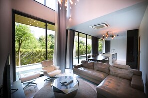 Villa, 3 soverom, privat basseng | Oppholdsområde | En 55-tommers LED-TV med digitale kanaler samt TV og TV-spill