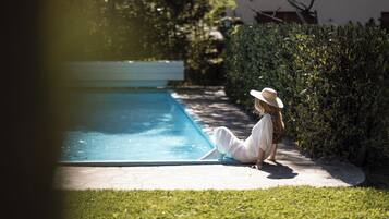 Außenpool (je nach Saison geöffnet), Liegestühle