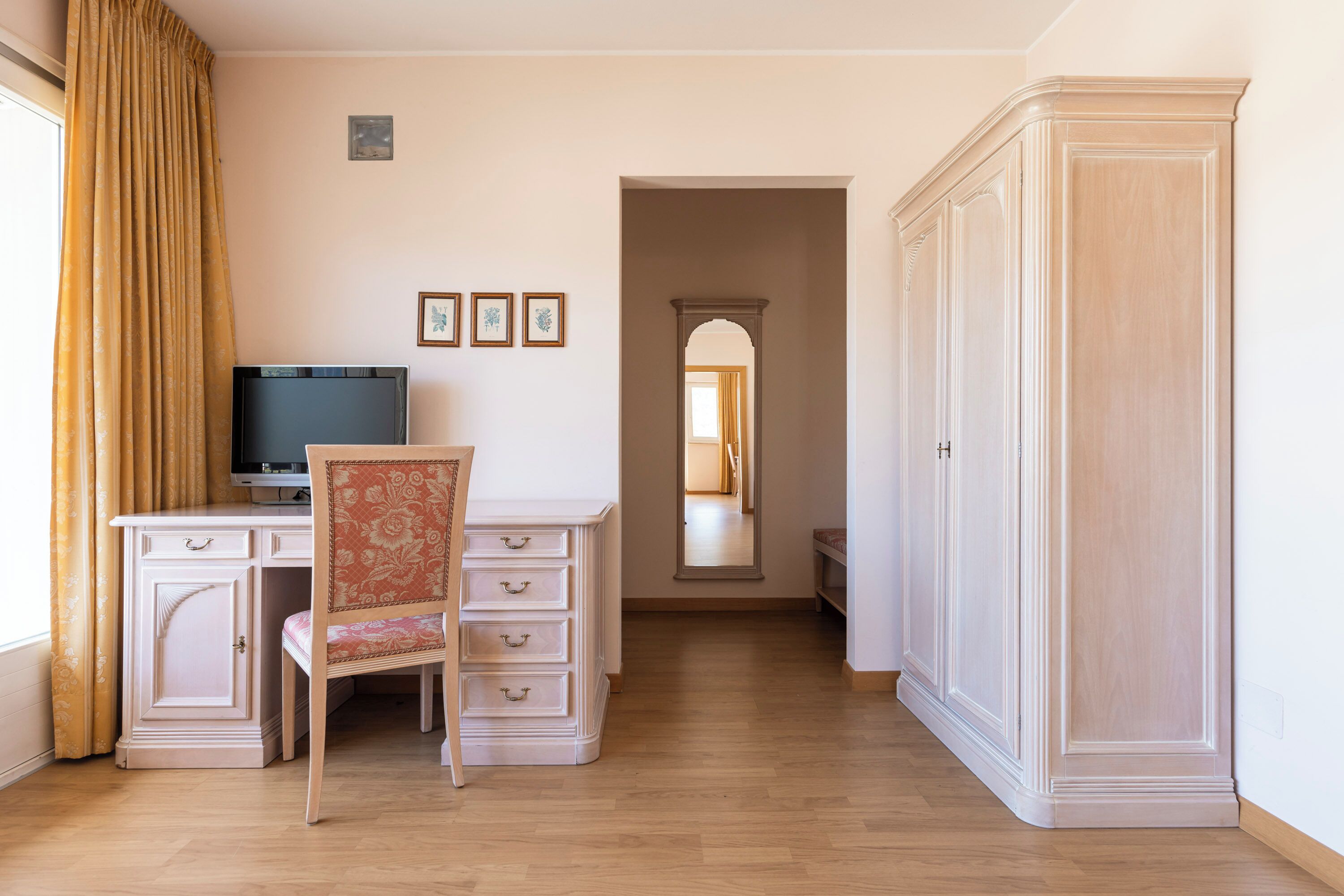 junior suite | 1 bedroom, desk, laptop workspace, soundproofing