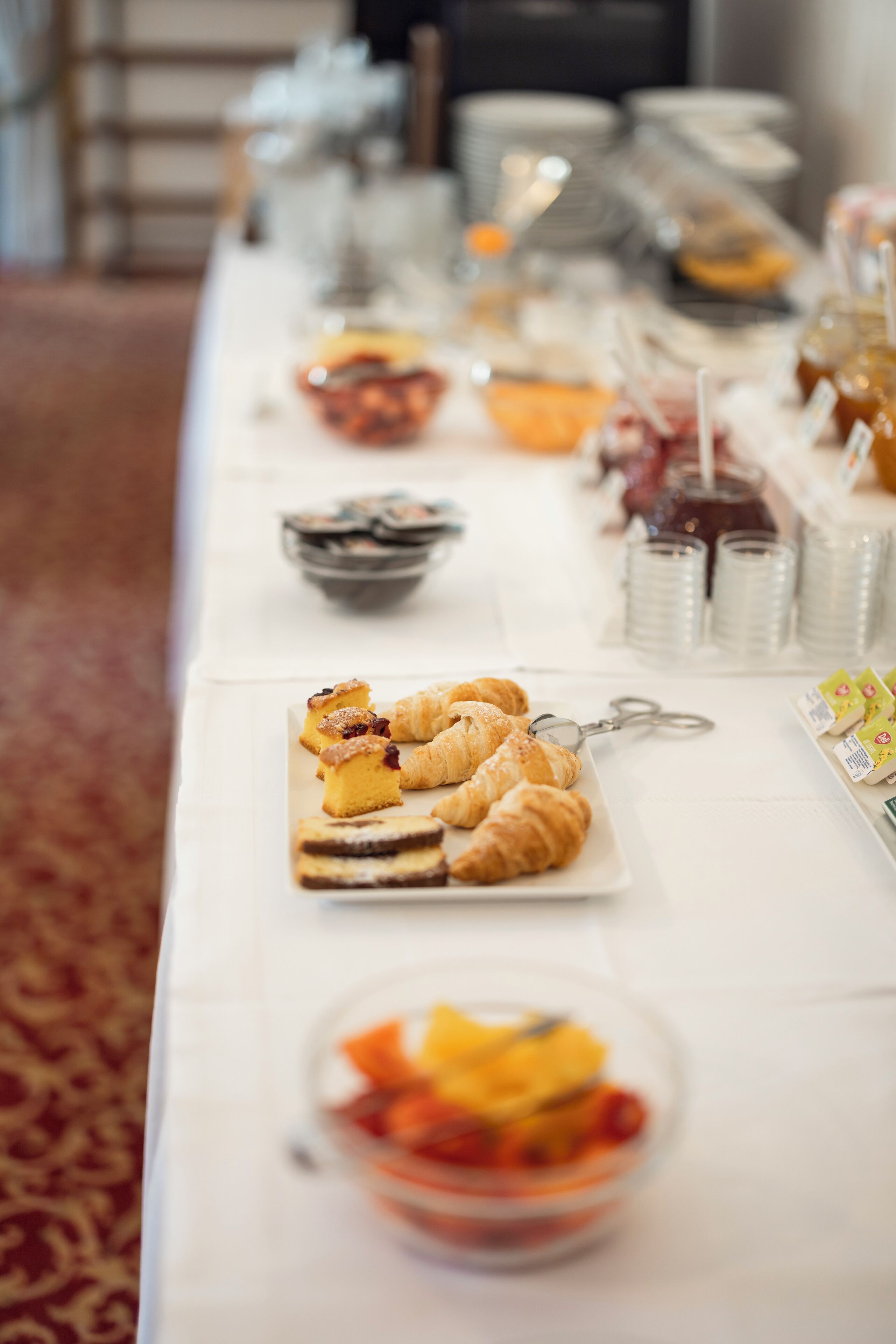 Ein reichhaltiges Buffet mit verschiedenen Speisen und Beilagen.
