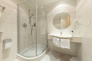 Chambre supérieure double | Bureau, espace de travail pour ordinateurs portables