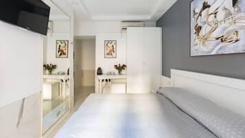 Desk, soundproofing, free WiFi, bed sheets