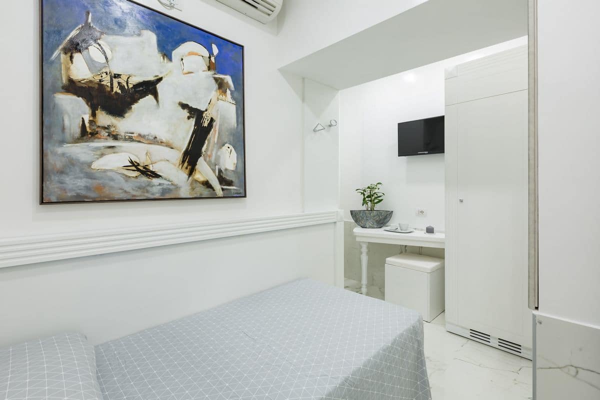 Desk, soundproofing, free WiFi, bed sheets