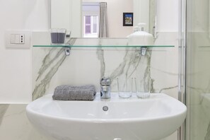 Shower, free toiletries, hair dryer, bidet - Hotel Little Aurelius (Rome)