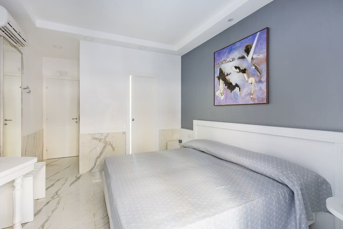 Desk, soundproofing, free WiFi, bed sheets