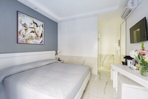Desk, soundproofing, free WiFi, bed sheets - Hotel Little Aurelius (Rome)