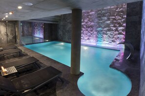 Piscine couverte, chaises longues