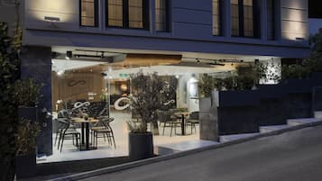 Fassade der Unterkunft – Abend/Nacht