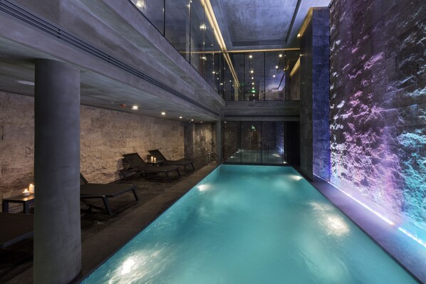 Indoor pool, pool loungers - Endless Art Hotel (Istanbul)