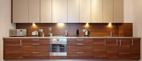 Refrigerador, microondas, horno, placa de cocina