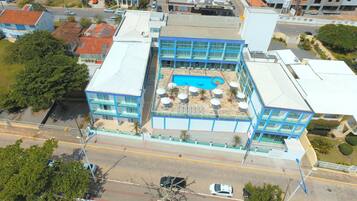 2 piscinas externas, espreguiçadeiras