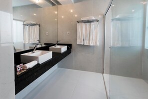 Shower, perlengkapan mandi gratis, pengering rambut, dan handuk