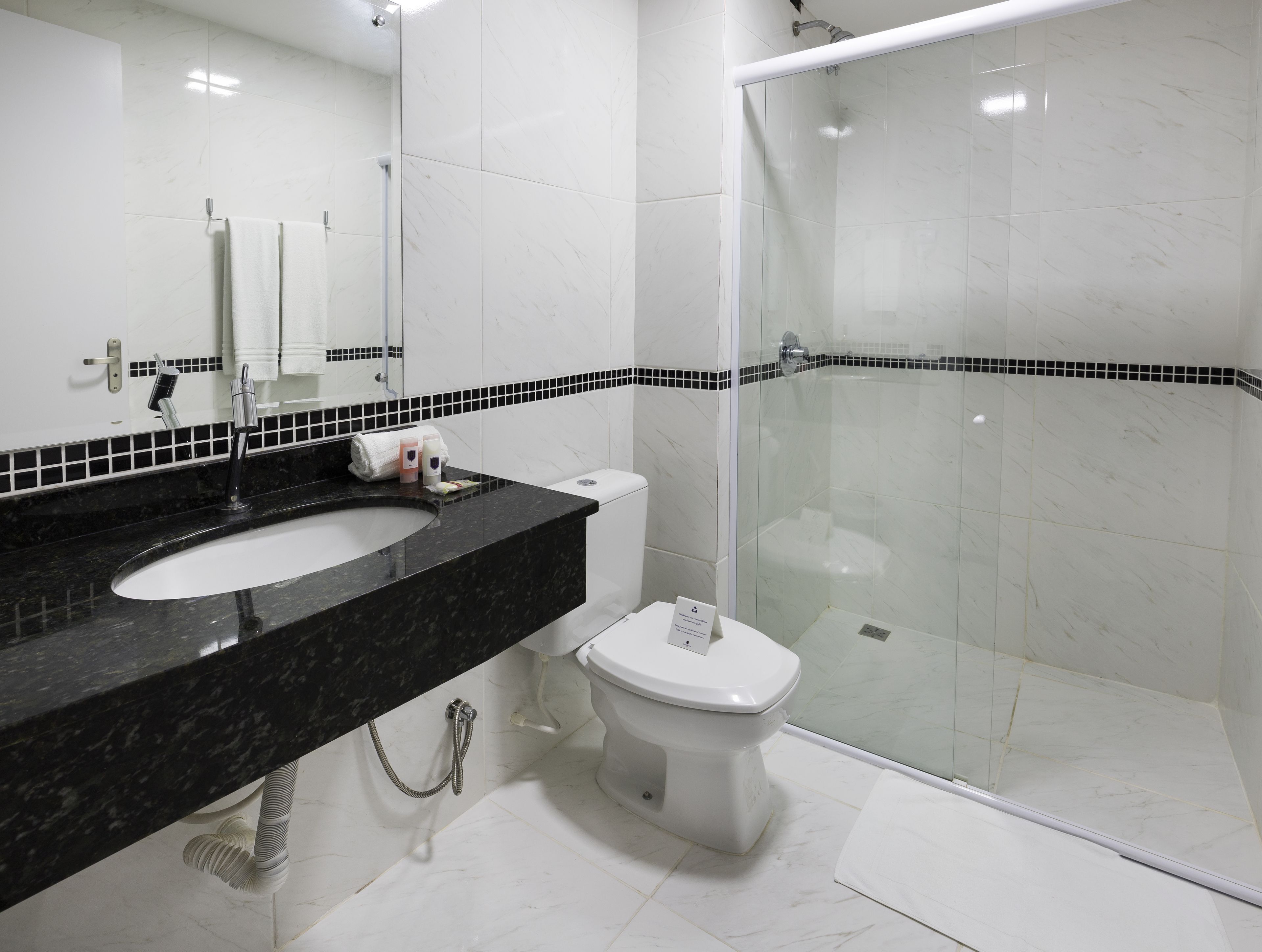 Badezimmer | Dusche, kostenlose Toilettenartikel, Haartrockner, Handtücher