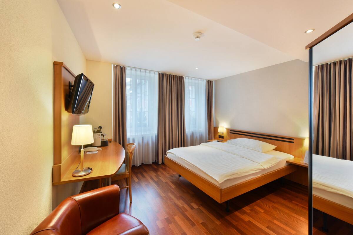 Kamar Double Grand (Grand Lit Bed 1.40) | Brankas, meja kerja, setrika/meja setrika, dan Wi-Fi gratis