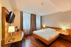Dobbeltrom – grand (Grand Lit Bed 1.40) | Safe på rommet, skrivebord, strykejern/-brett og wi-fi (inkludert)