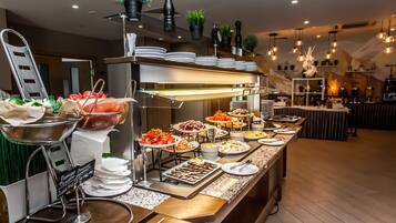 每日供應自助早餐 (每人 RUB1100)