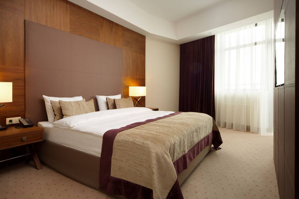 Suite, 1 kamar tidur | Brankas, meja kerja, kedap suara, dan tempat tidur bayi gratis