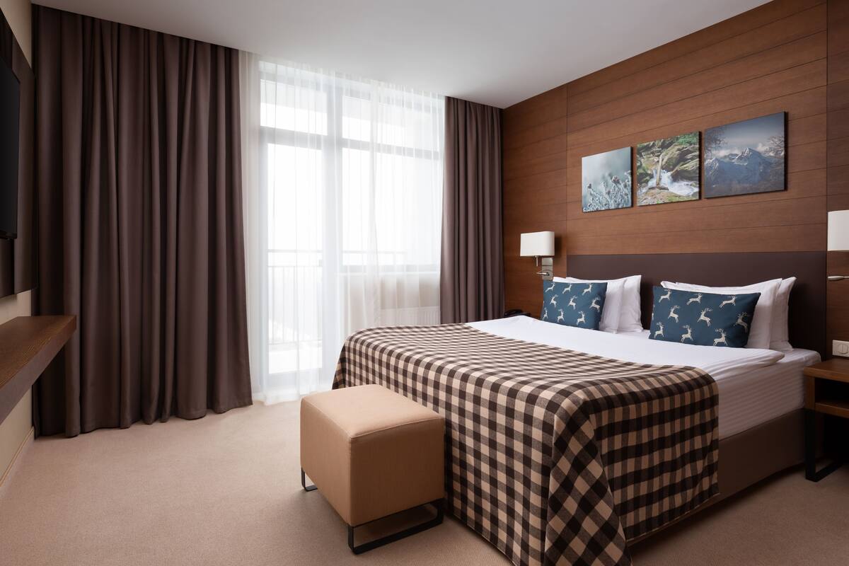 Kamar Deluks | Brankas, meja kerja, kedap suara, dan tempat tidur bayi gratis