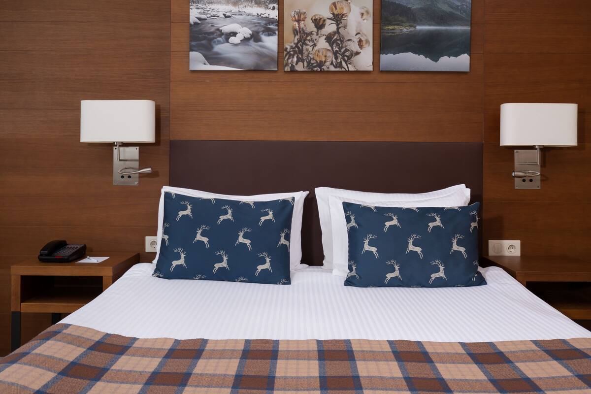 Kamar Double atau Twin Standar | Brankas, meja kerja, kedap suara, dan tempat tidur bayi gratis