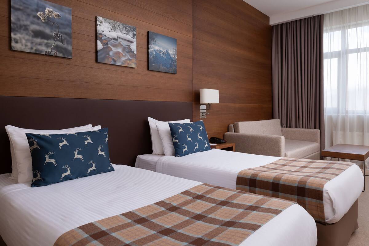 Kamar Junior | Brankas, meja kerja, kedap suara, dan tempat tidur bayi gratis