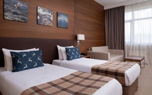 ห้องจูเนียร์ | ตู้นิรภัยในห้องพัก, โต๊ะทำงาน, ห้องเก็บเสียง, เปล/เตียงเด็กอ่อน (ฟรี)