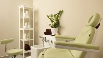 Een sauna, een stoombad, warm/mineraalwaterbronnen, een Turks bad/hammam