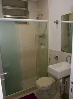 Departamento Confort, varias habitaciones, para fumadores | Baño | Regadera, amenidades de baño gratuitas, toallas 