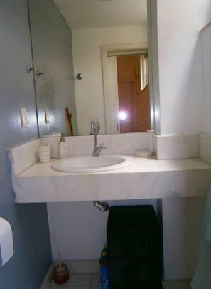 Apartamento conforto, vários quartos, para fumantes | Pia do banheiro