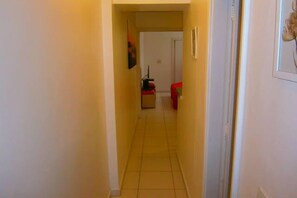 Apartamento conforto, vários quartos, para fumantes | Ferros/tábuas de passar roupa, Wi-Fi de cortesia