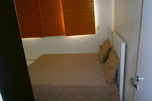Apartamento conforto, vários quartos, para fumantes | Ferros/tábuas de passar roupa, Wi-Fi de cortesia