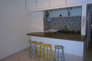 Apartamento conforto, vários quartos, para fumantes | Opções para refeição no quarto