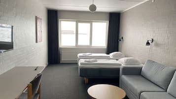 Escritorio, cunas (de pago), wifi gratis y ropa de cama