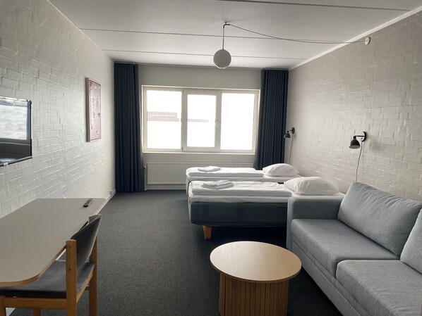 Escritorio, cunas, wifi gratis y ropa de cama