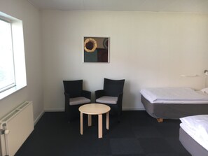 Escritorio, cunas, wifi gratis y ropa de cama