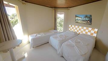 Quarto triplo superior | Frigobar, cofres nos quartos, roupa de cama