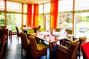 Daily continental breakfast (EUR 15 per person)