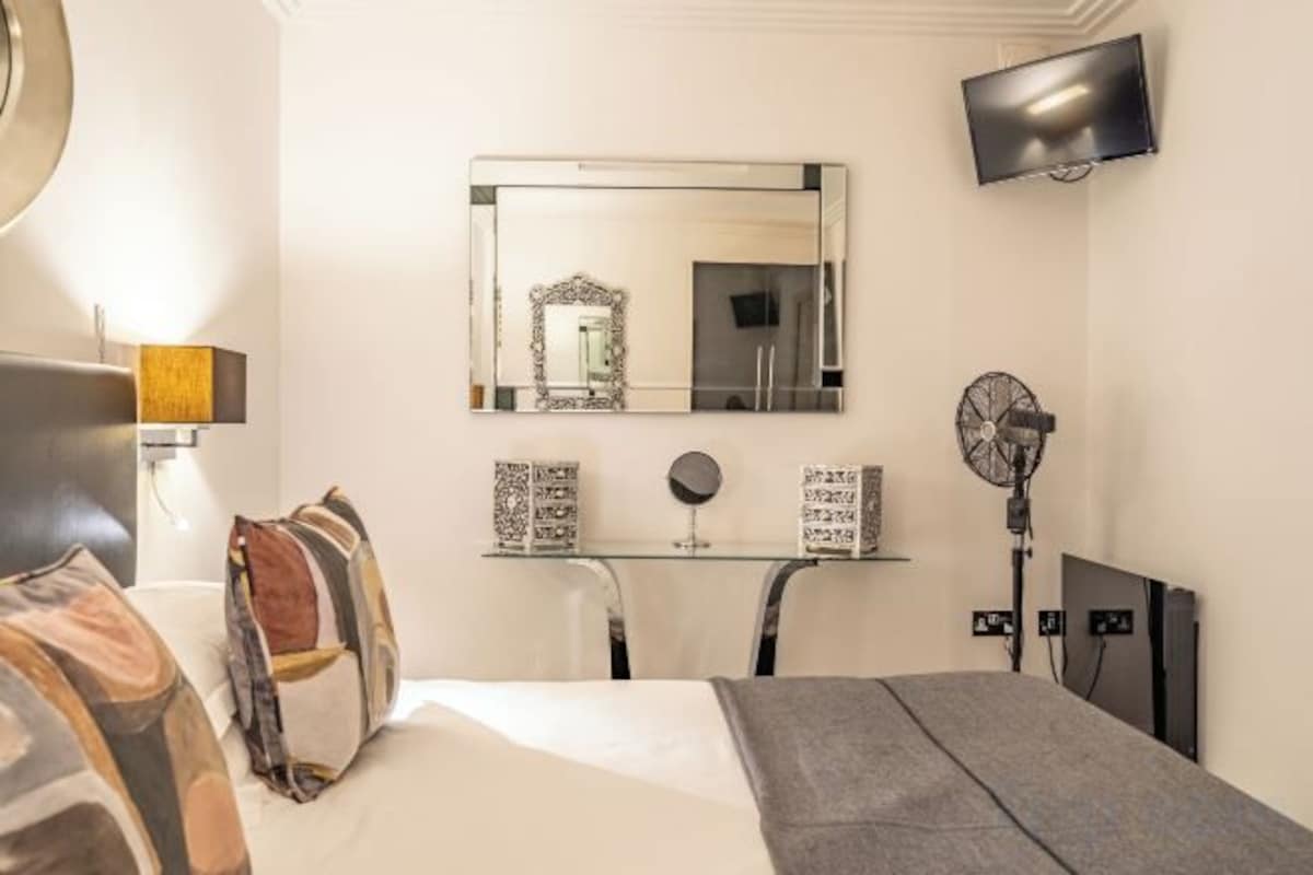Iron/ironing board, free WiFi, bed sheets