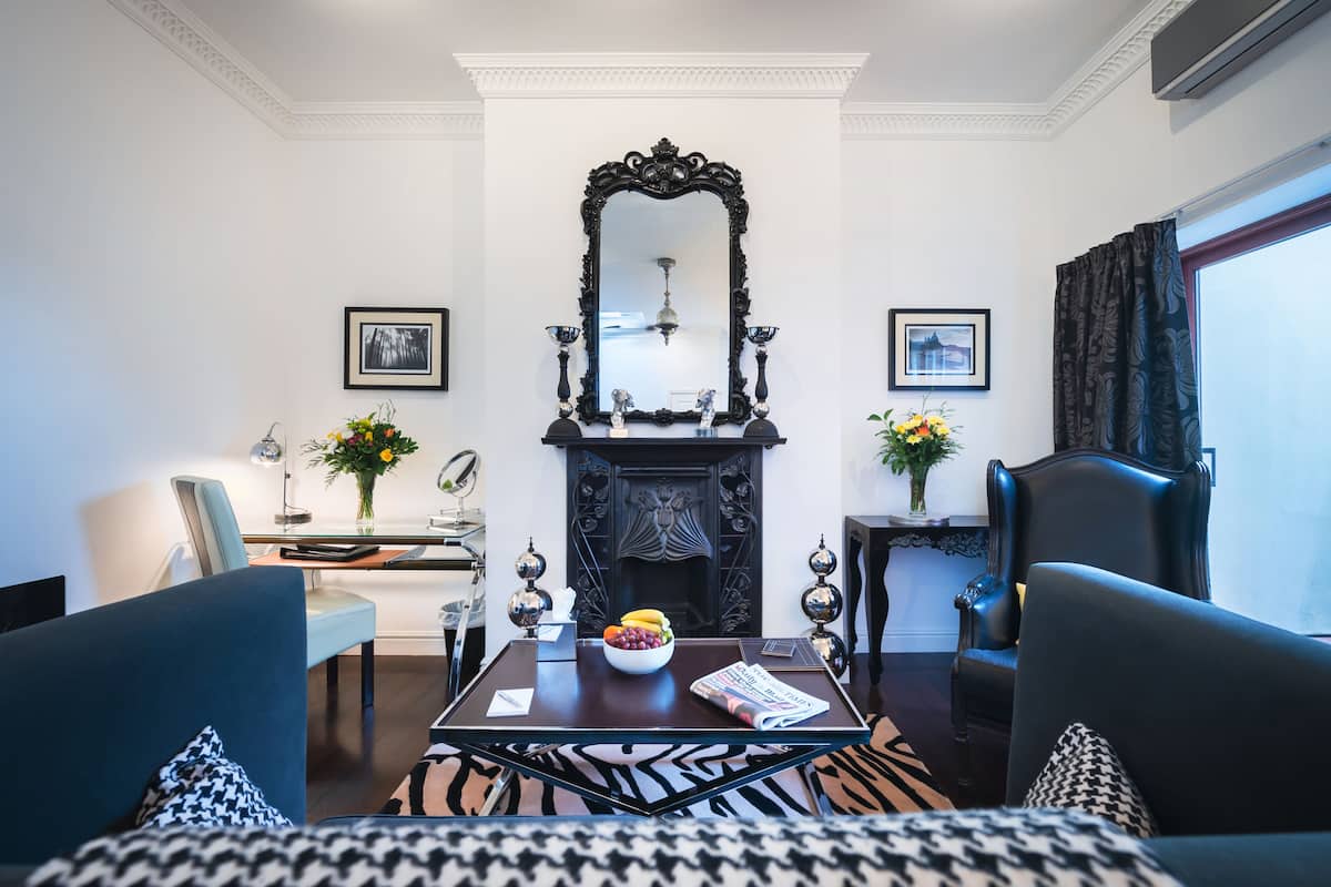 Design suite, 1 kingsize bed, niet-roken, terras (Siena) | Woonruimte | Een lcd-televisie