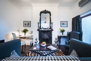 Design suite, 1 kingsize bed, niet-roken, terras (Siena) | Woonruimte | Een lcd-televisie