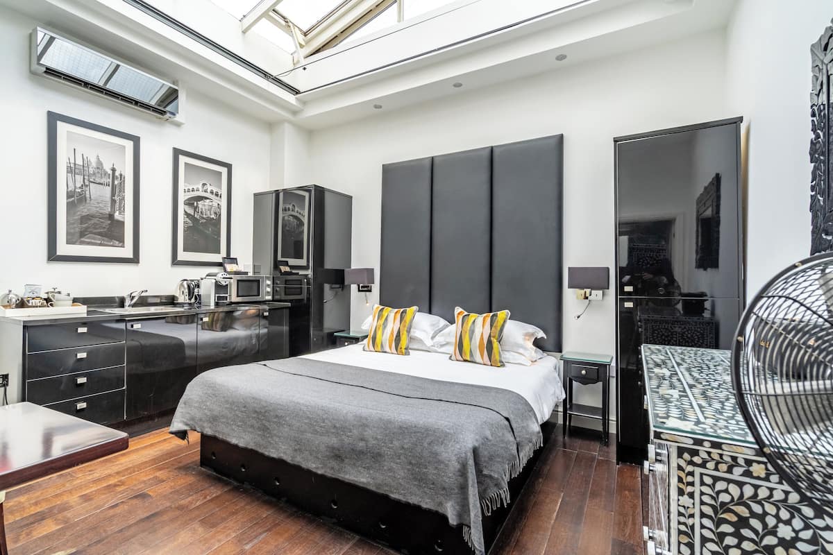 Eenvoudige studio, 1 kingsize bed, niet-roken, kitchenette (Palermo) | 1 slaapkamer, een strijkplank/strijkijzer, gratis wifi, beddengoed
