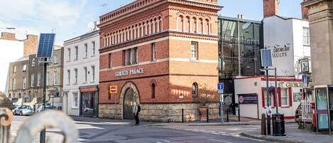 Un edificio histórico con una entrada arqueada destacada y un cartel que dice "Strozzi Palace".