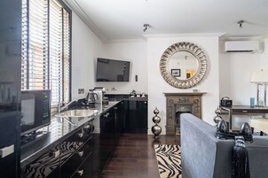 Design Suite, Non Smoking, Kitchenette (Milano) | Living area