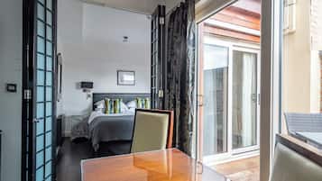 Suite de diseño, 1 cama de matrimonio grande, no fumadores, terraza (Napoli ) | Zona de estar | Una televisión LCD